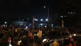 Ciudadanos se manifiestan en Bogotá frente al edificio de la Fiscalía