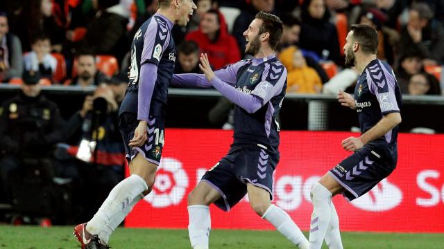 Los jugadores del Valladolid celebran el gol de Alcaraz ante el Valencia