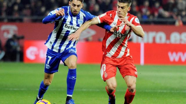 Rubén Sobrino y Pere Pons pugnan un balón en el Girona - Alavés