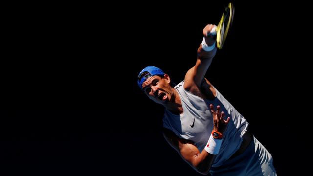 Nadal, sacando ante Goffin en un entrenamiento en el Abierto de Australia.