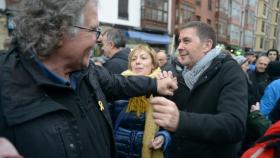 Joan Tardà (ERC) saluda a Arnaldo Otegi en la manifestación por los presos de ETA en Bilbao.