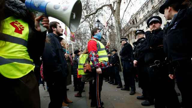 Manifestantes con chalecos amarillos se enfrentan a la policía en el centro de Londres.