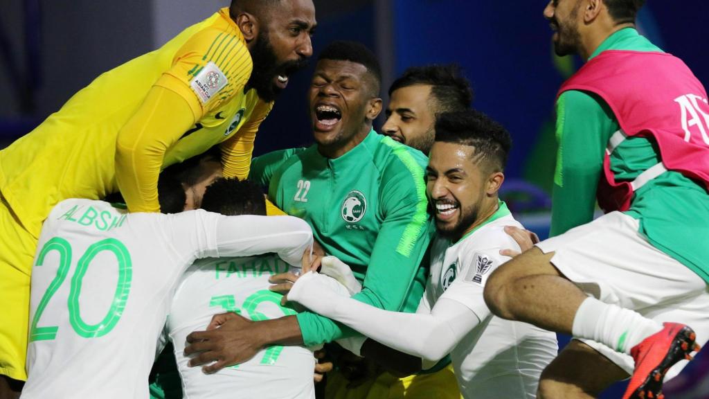 Los jugadores de Arabia Saudí celebran un gol en la Copa de Asia