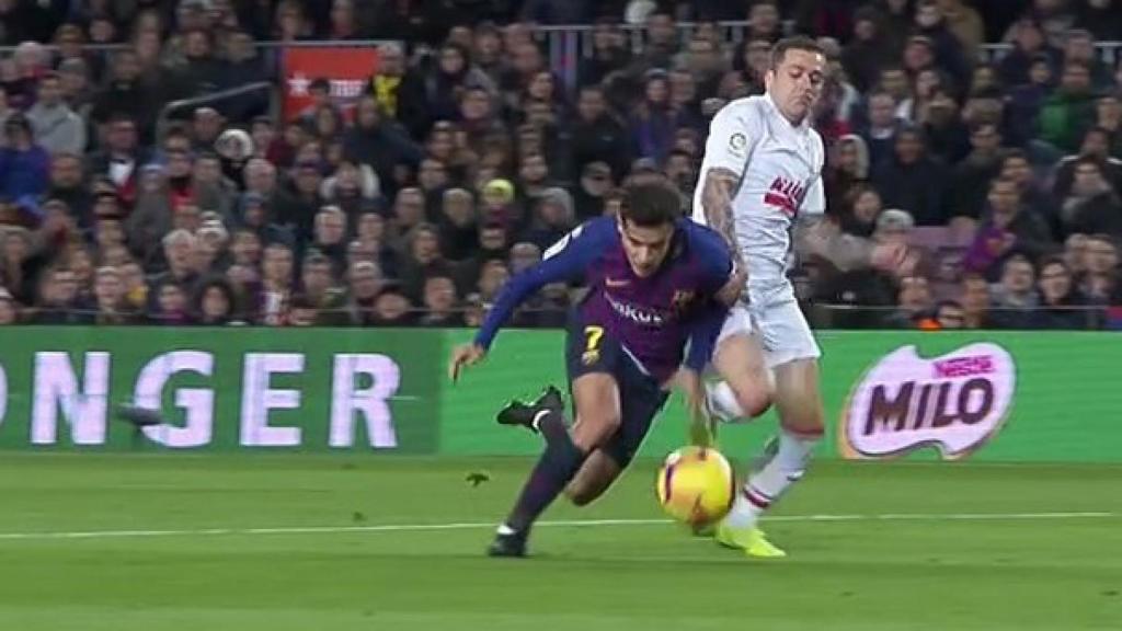 Coutinho pidió un penalti inexistente ante el Eibar