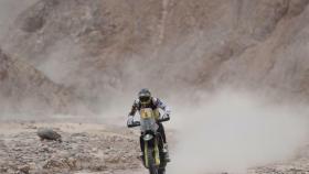 Pablo Quintanilla conduce su moto durante una etapa del Dakar