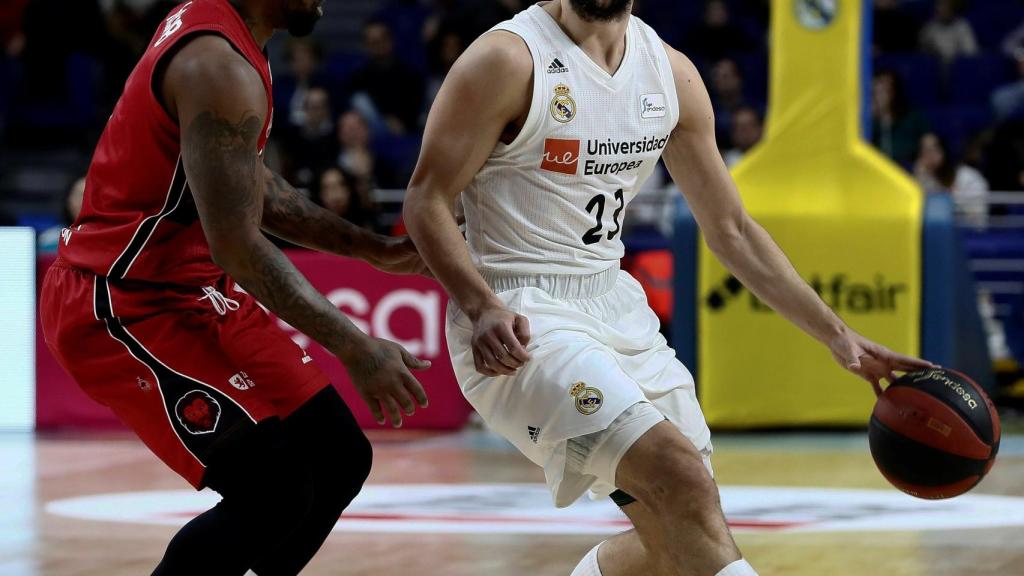 Sergio Llull maneja el balón ante el Zaragoza