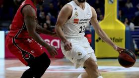 Sergio Llull maneja el balón ante el Zaragoza