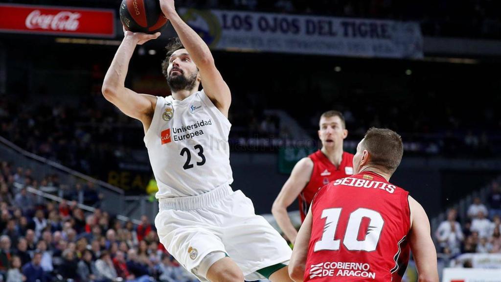 Llull lanza el último tiro del partido