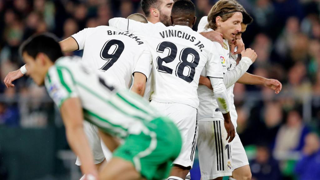 Los jugadores del Real Madrid celebran con Luka Modric su gol al Betis