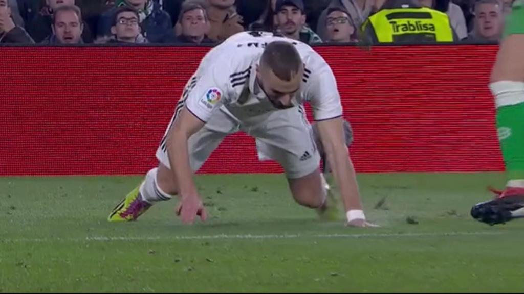 Karim Benzema se lesiona el dedo meñique de la mano derecha