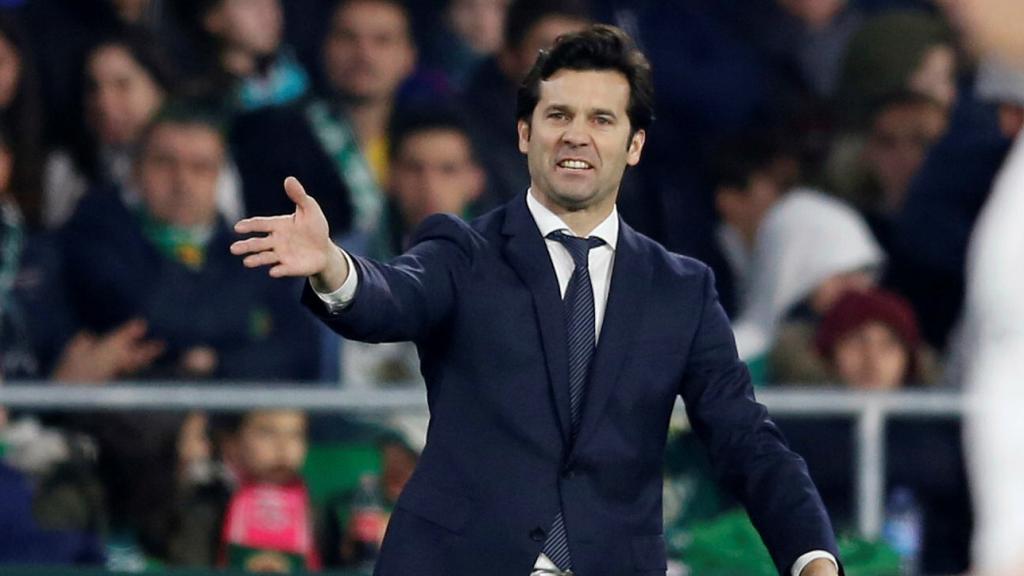 Solari da órdenes a los jugadores del Real Madrid desde la banda