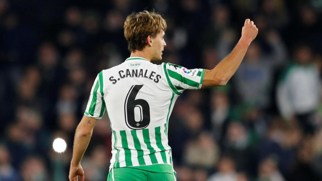 Sergio Canales celebra el gol al Real Madrid tras el dictamen del VAR