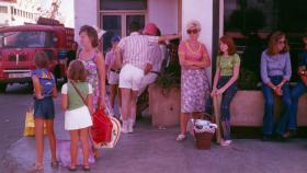 Turistas esperando el bus en Alicante en 1974