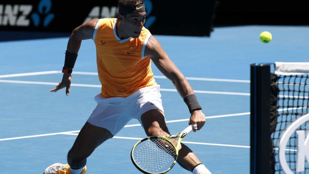 Nadal, devolviendo una deja en su estreno en el Abierto de Australia.