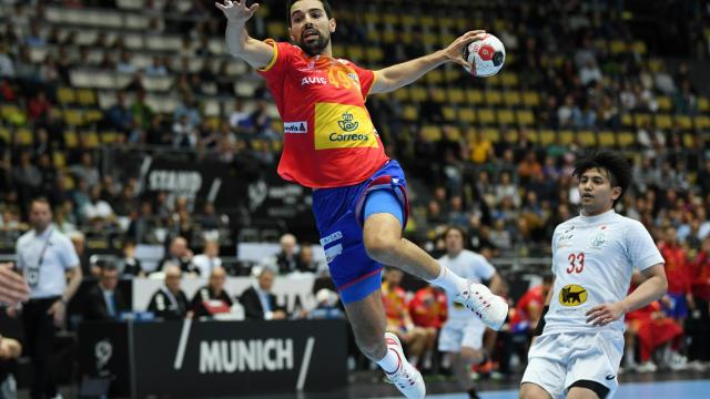 Ferrán Solé tira del carro y España gana a Japón en el Mundial de balonmano