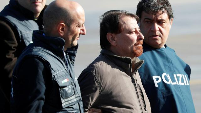 El terrorista Cesare Battisti a su llegada a Roma.