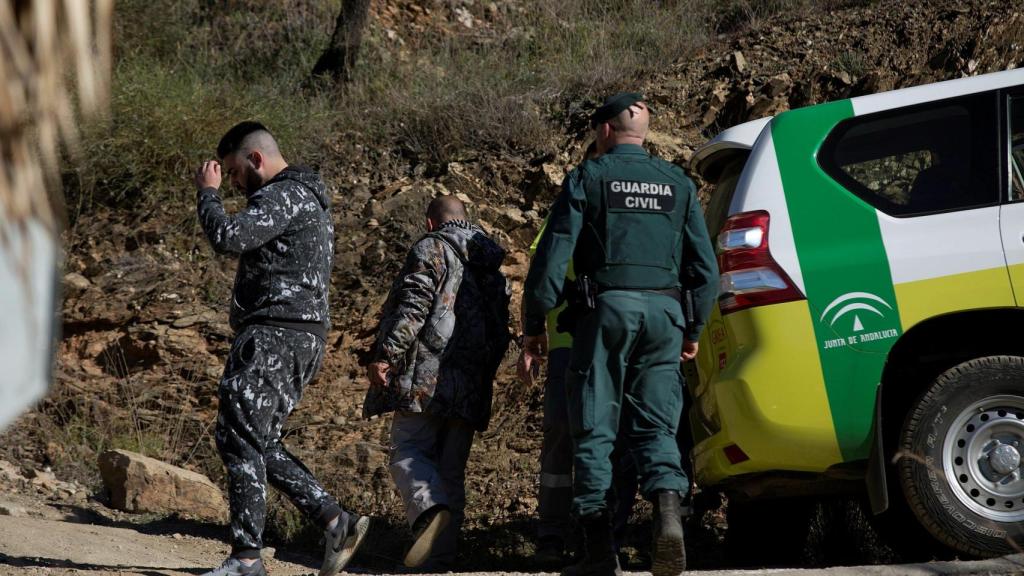 Miembros de la Guardia Civil en los alrededores de la finca donde se trabaja en el rescate del niño