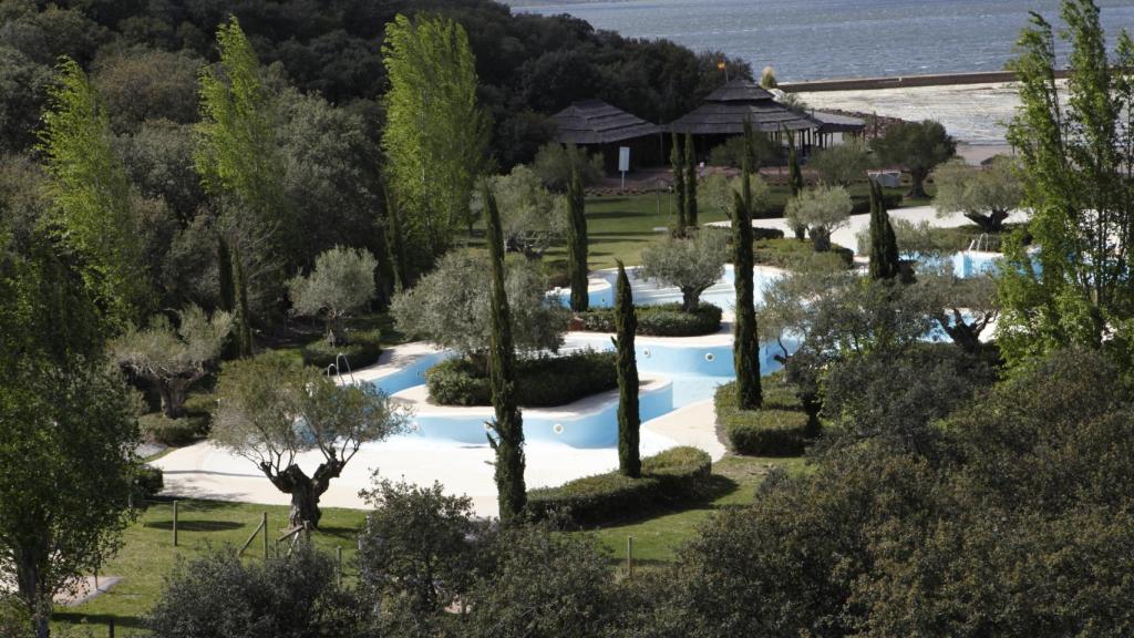 Piscinas de la urbanización Marina Isla de Valdecañas.