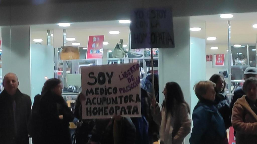 Protestas de varios homeópatas con pancartas llenas de faltas de ortografía