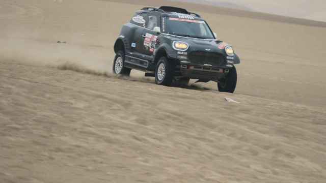 Nani Roma compite en su Mini durante la octava etapa del Rally Dakar 2019