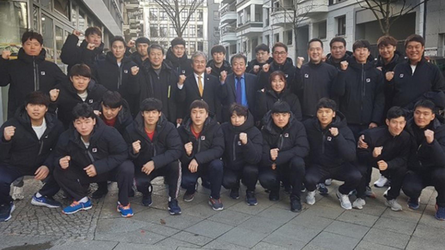 La selección unificada de Corea, antes de su debut en el Mundial de balonmano. Foto: ihf.info