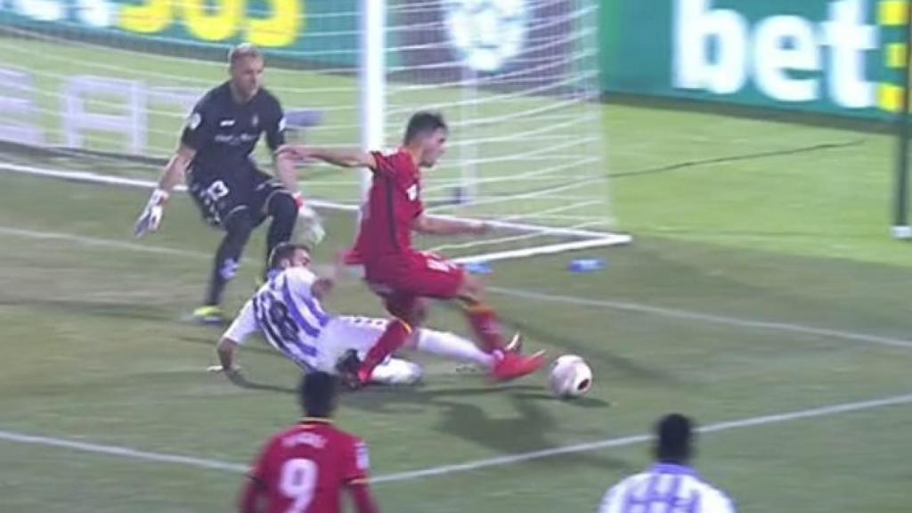 Penalti señalado a favor del Getafe en Zorrilla ante el Valladolid. Foto: Twitter (@elchiringuitot )