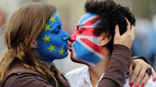 Dos manifestantes anti-brexit en Berlín.