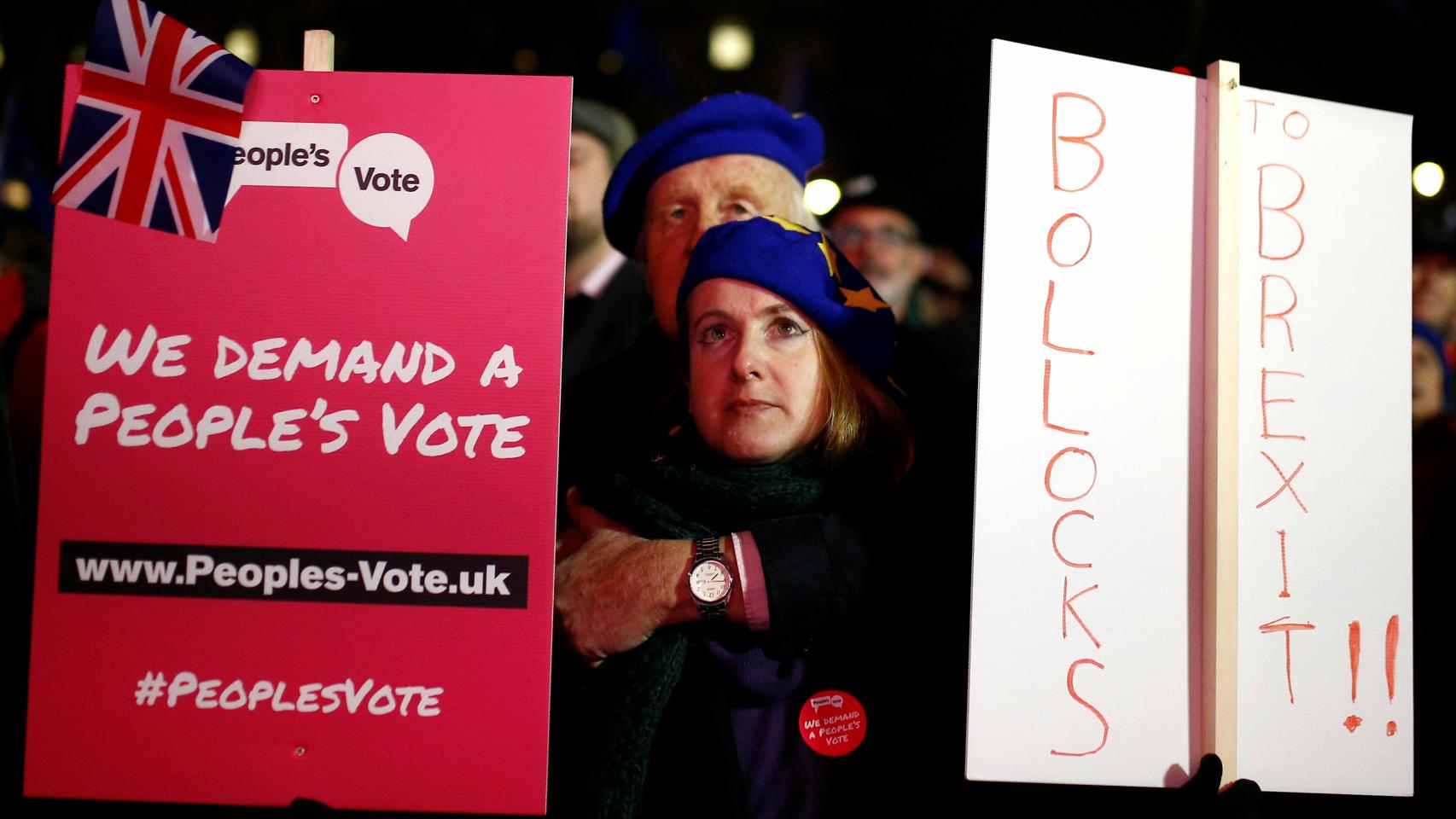 Manifestantes pidiendo un segundo referéndum.