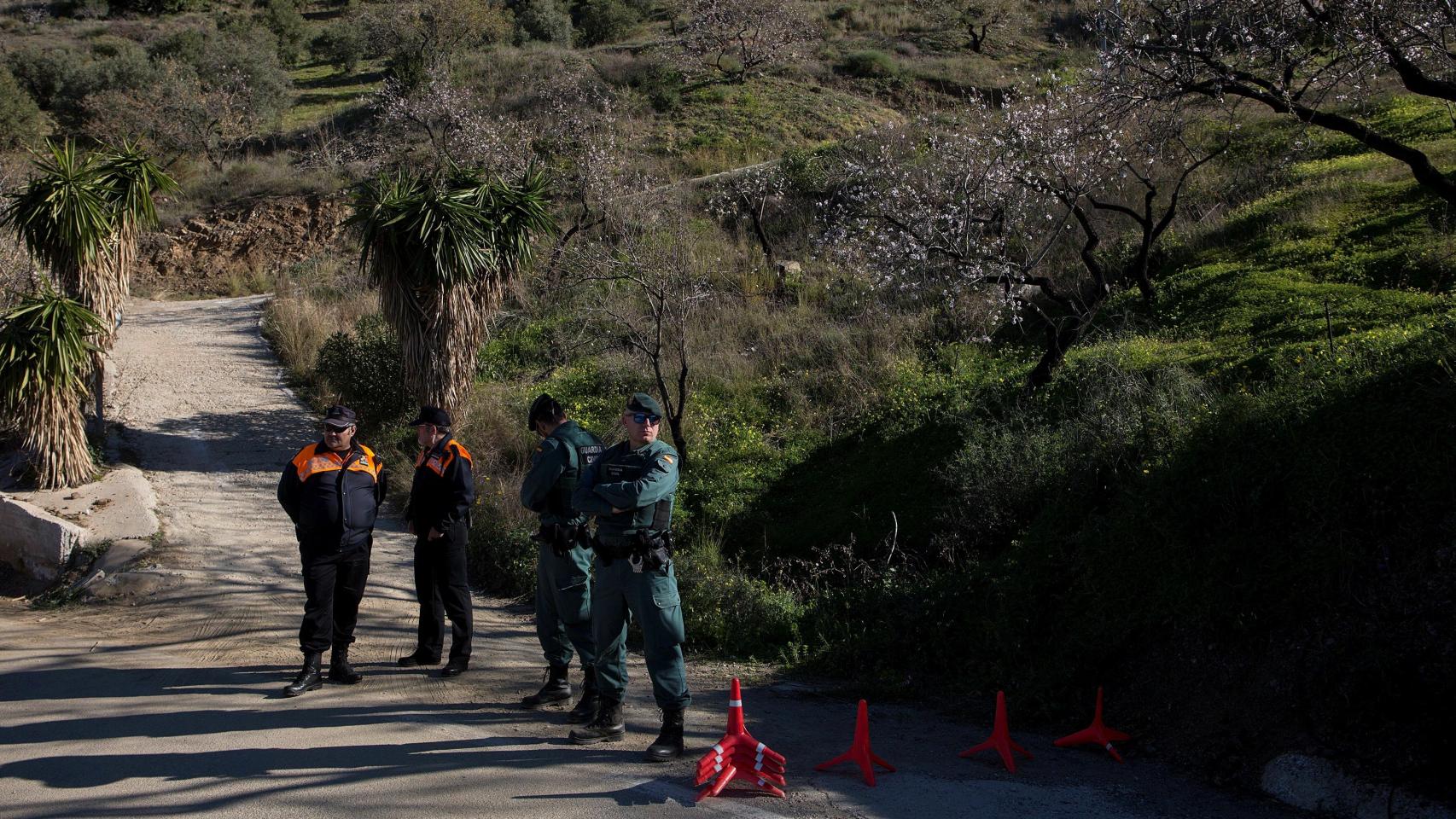 Miembros de la Guardia Civil en los alrededores de la finca donde desapareció Julen.