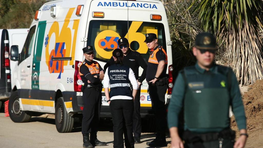 Agentes de la Guardia Civil en la finca privada de la localidad de Totalán (Málaga).