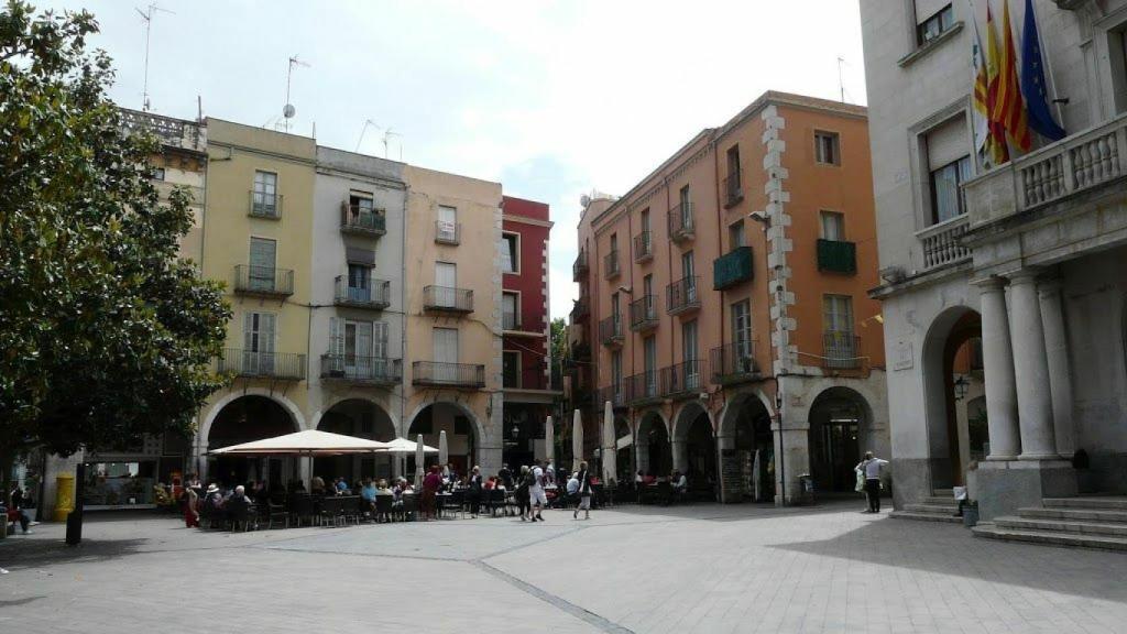 Plaza del Ayuntamiento de Figueres, donde ha tenido lugar el incendio