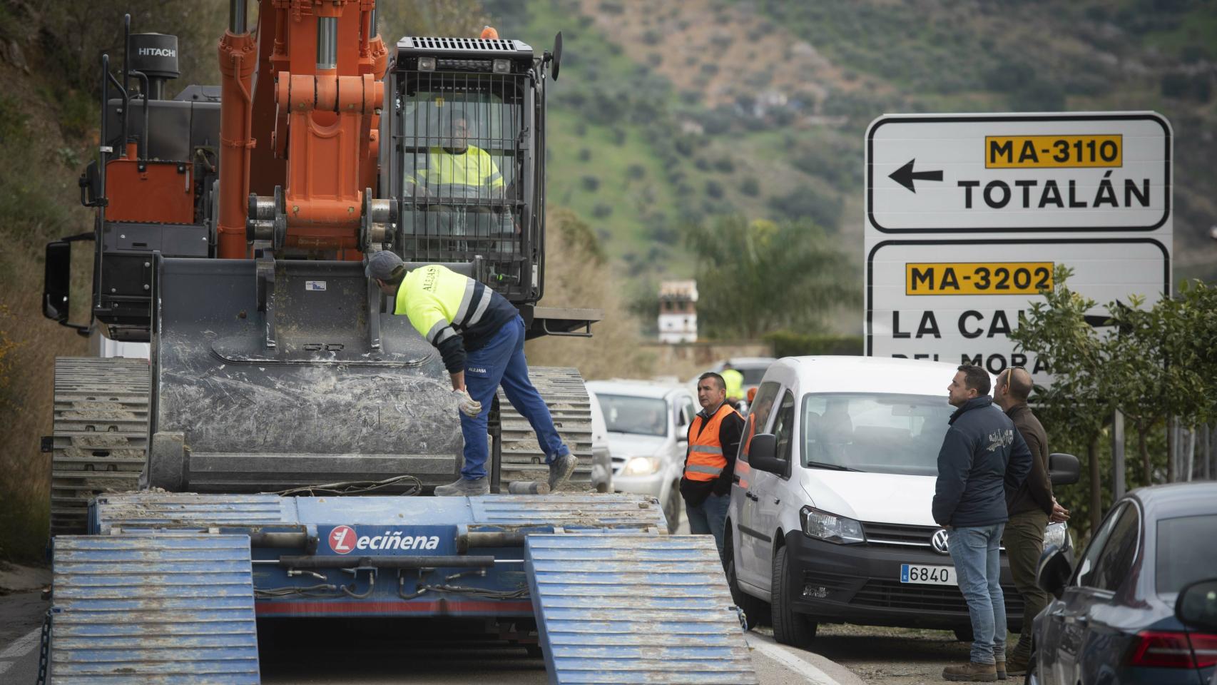 Miembros de la Guardia Civil en los alrededores de la finca donde se trabaja en el rescate del niño