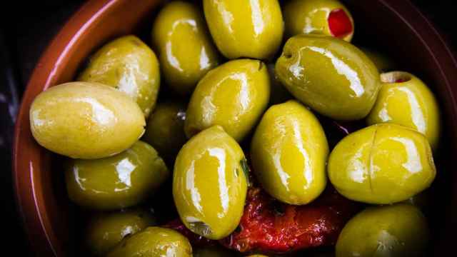Un platito de olivas riquísimas, dispuestas para ser degustadas.