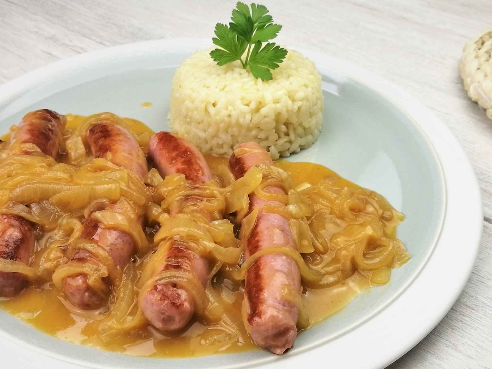 Salchichas al vino blanco, receta para principiantes con la que rebañarás  el plato