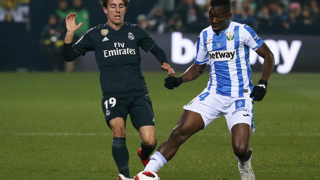 Odriozola presiona a Omeruo e intenta robarle el balón