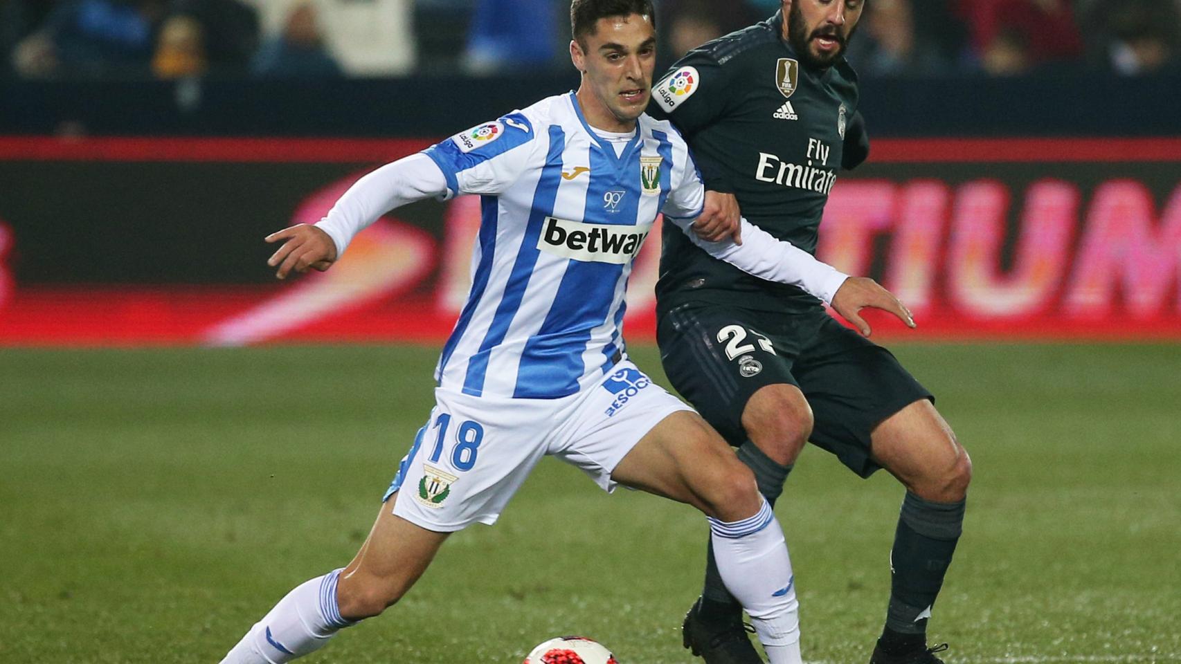 Isco y Sabin Merino disputan un balón