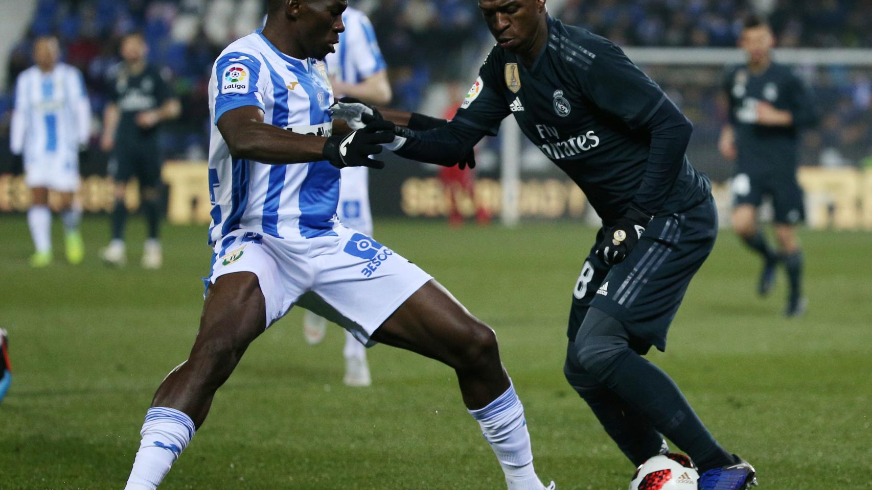 Vinicius, presionado por Kenneth Omeruo