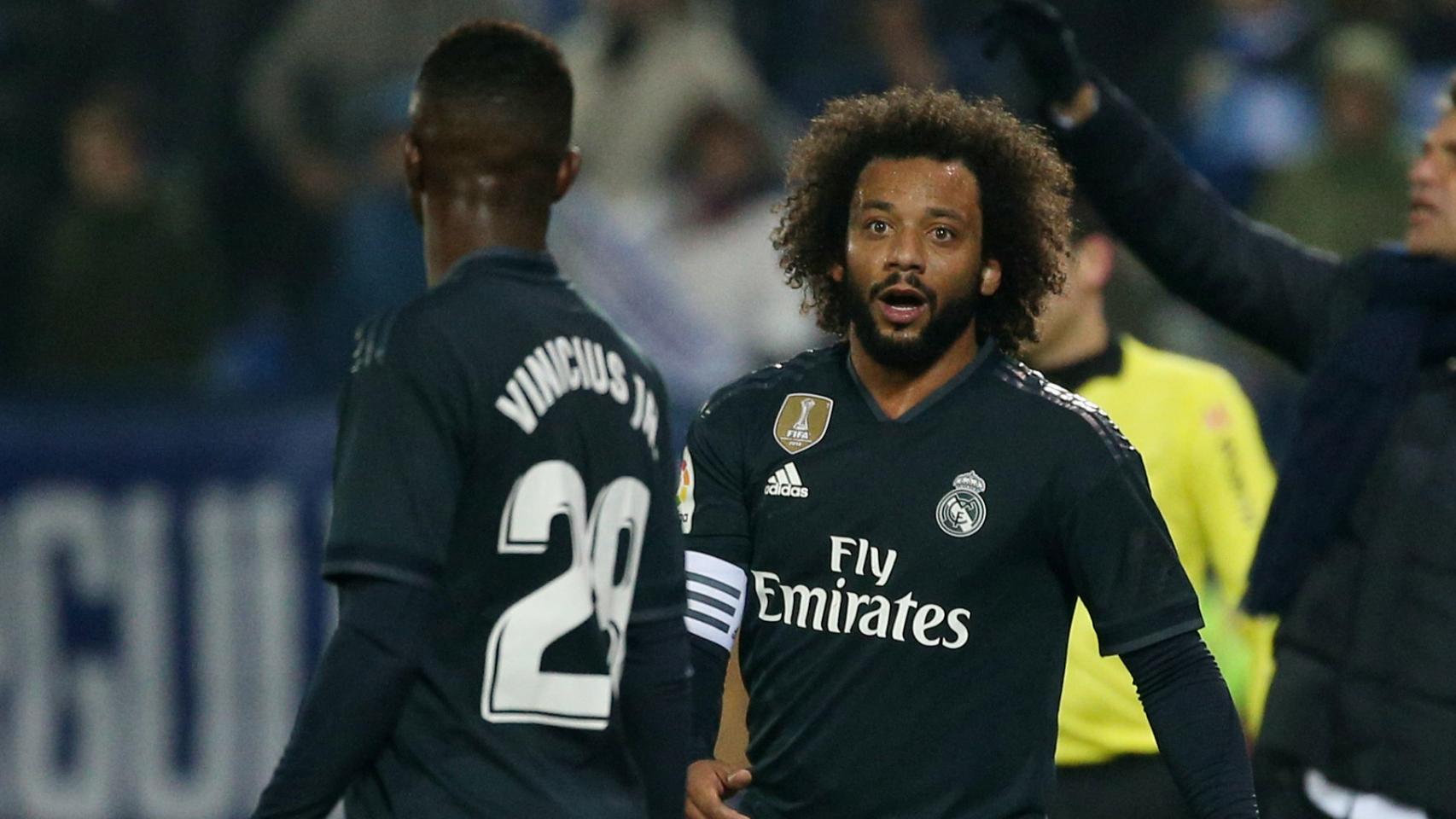 Marcelo y Vinicius hablando durante el partido en Butarque