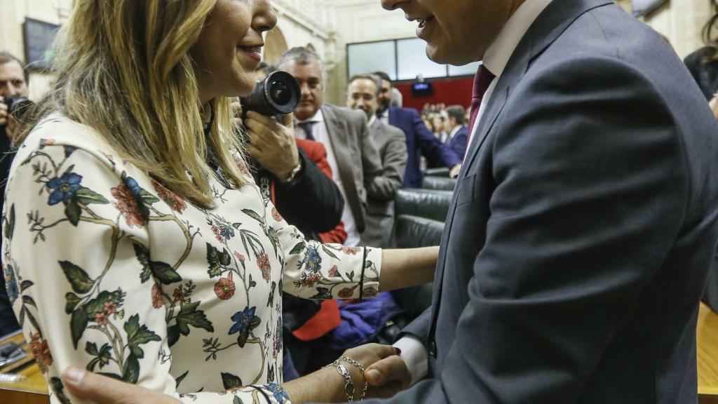 Susana Díaz felicita a Juan Manuel Moreno tras ser investido presidente de la Junta de Andalucía.