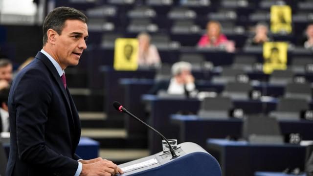 Carteles amarillos pidiendo la libertad de Romeva y Junqueras durante la intervención de Sánchez