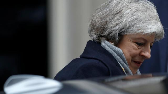 Theresa May sube a su coche momentos antes del debate del 'brexit'.