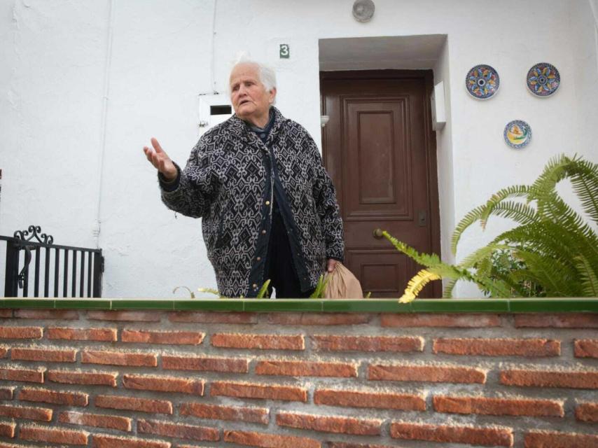 Ana, una anciana de 88 años que reside en Totalán. No deja de rezar por Julen.