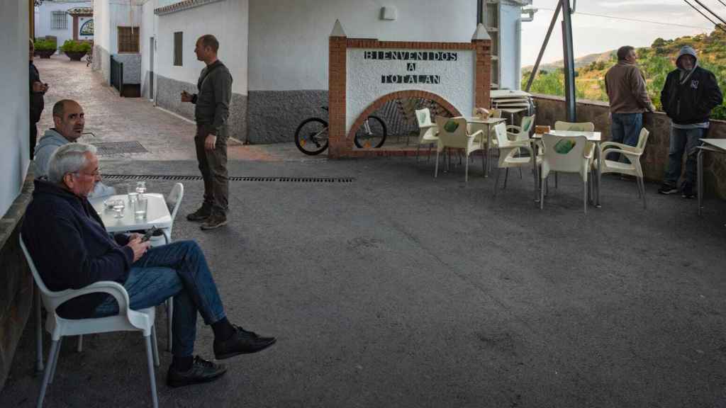 Julen está presente en la mayoría de conversaciones de los vecinos de Totalán.