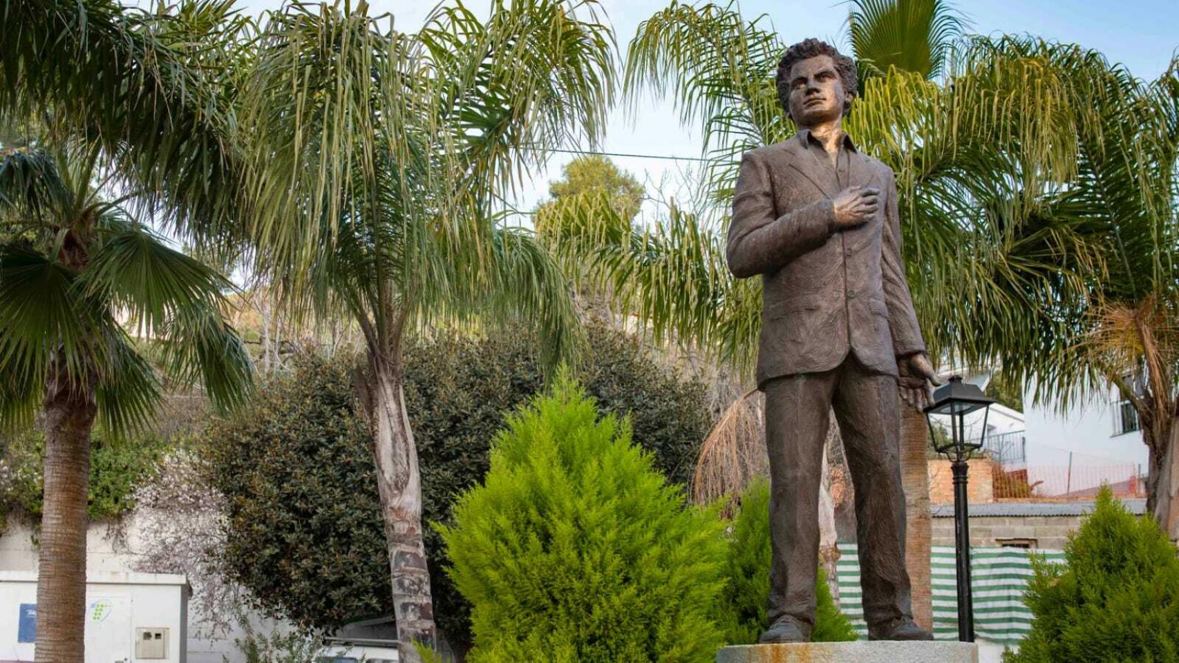 Estatua de Antonio Molina en una plaza de Totalán (Málaga).