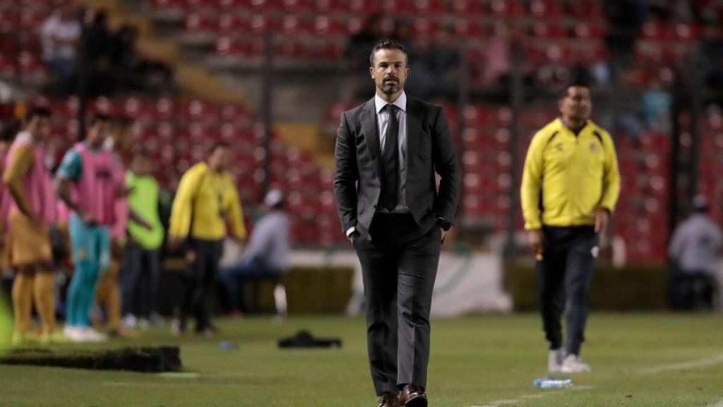 Rafa Puente, técnico del Querétaro mexicano, durante un partido de su equipo. Foto: Twitter (@Club_Queretaro)