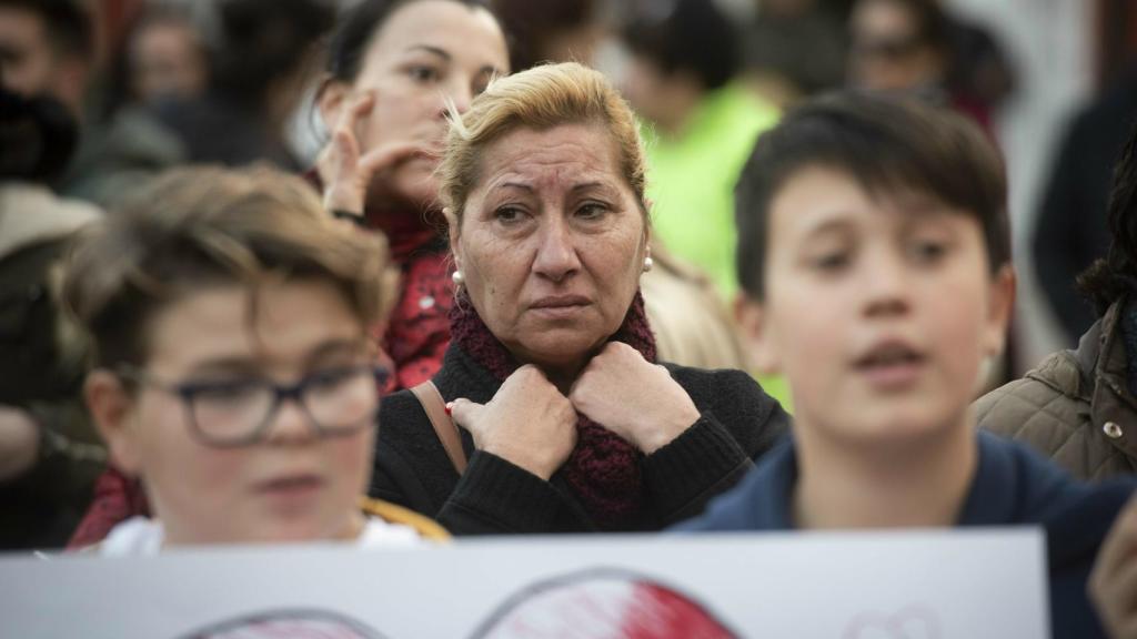 Niños de El Palo muestran mensajes de apoyo a la familia de Julen durante una concentración para reunir alimentos que llevar a la finca donde se trabaja en el rescate del menor.