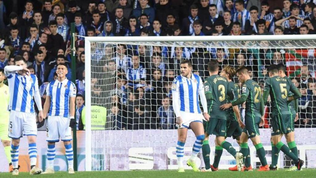 Los jugadores del Betis celebran el gol de Canales ante la Real Sociedad