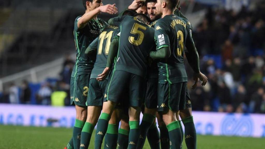 Piña de los jugadores del Betis para celebrar su pase a cuartos de la Copa