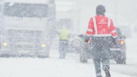 Una agente de la policía foral navarra durante la nevada de febrero de 2018.