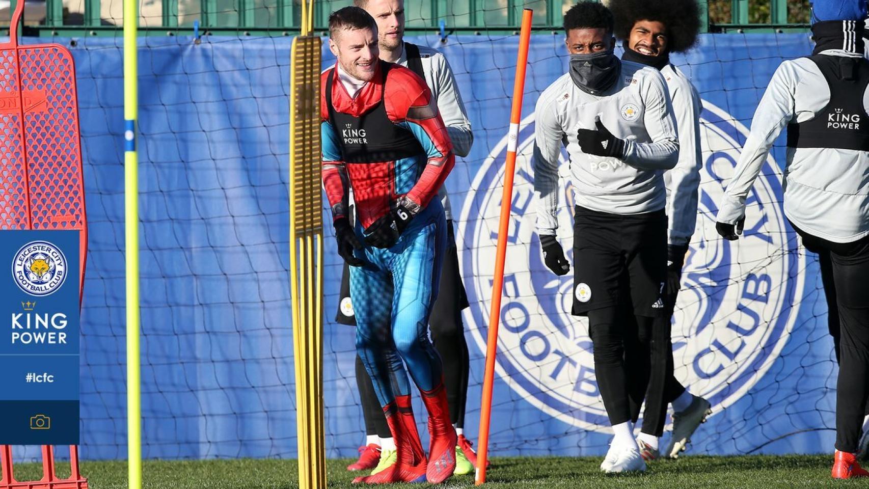 Jamie Vardy acudió al entrenamiento del  Leicester City disfrazado de Spiderman. Foto: Twitter (@LCFC)